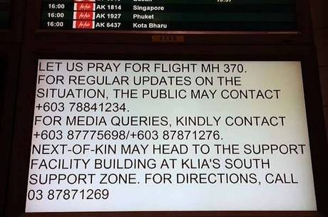 Painel em aeroporto malaio pede orações para o voo MH-370