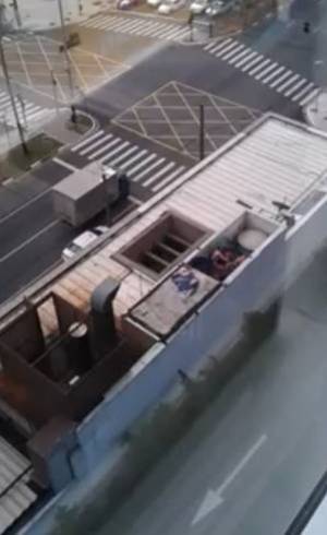 Trabalhadores jogam água uns nos outros Trabalhadores jogam água uns nos outros