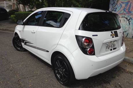 Carro isolado em fundo branco chevrolet sonic subcompacto carro branco  carro branco clea branco preto