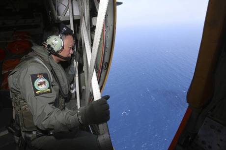 As buscas pelo avião desparecido continuam no oceano Índico
