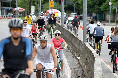 Ciclistas utilizam a ciclofaixa de lazer em trecho próximo ao Parque do Povo, na zona sul de São Paulo Ciclistas utilizam a ciclofaixa de lazer em trecho próximo ao Parque do Povo, na zona sul de São Paulo