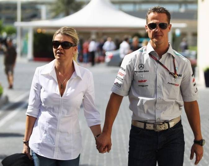 Sabine Kehm ainda aproveitou a oportunidade para desmentir a informação de que a esposa de Schumacher, Corinna, estaria preparado a casa onde eles viviam em um 'mini hospital' para que o piloto possa ser tratado em casa.