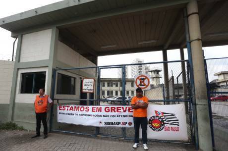 Agentes cruzam os braços no CDP de Pinheiros, zona oeste de SP