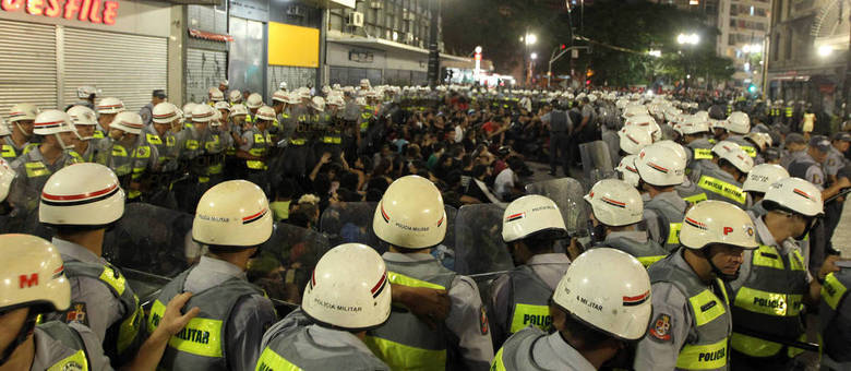 Manifestantes são cercados por policiais no centro de São Paulo durante protesto contra a realização e os gastos da Copa do Mundo no Brasil, no dia 22 de fevereiro Manifestantes são cercados por policiais no centro de São Paulo durante protesto contra a realização e os gastos da Copa do Mundo no Brasil, no dia 22 de fevereiro