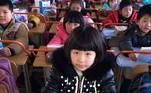 Escola na China usa barras nas carteiras para prevenir miopia