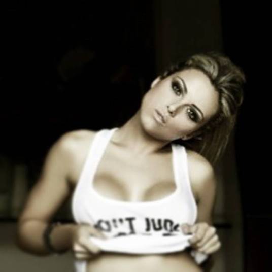 Mulher de ex-promessa do Flamengo faz sucesso na Itália