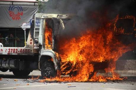 Grupo incendiou veículos em protesto realizado no dia 14 de março