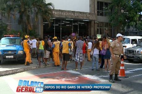 Garis em greve protestam em frente à sede do governo municipal