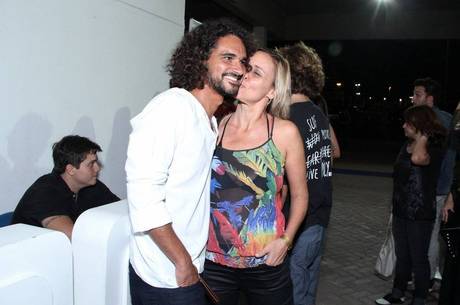 Giulia Gam beija o namorado em evento no Rio de Janeiro