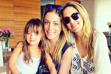 Ticiane Pinheiro posa ao lado de Rafinha e Rafaela Justus Ticiane Pinheiro posa ao lado de Rafinha e Rafaela Justus