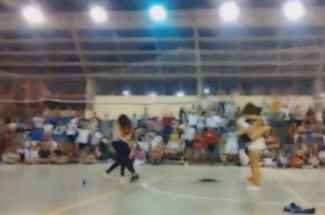 Calouras tiram a roupa e se beijam no meio da quadra da UFSCar