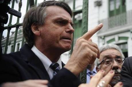 MPF está processando deputado Jair Bolsonaro após discurso com injúrias raciais contra
negros e quilombolas MPF está processando deputado Jair Bolsonaro após discurso com injúrias raciais contra
negros e quilombolas