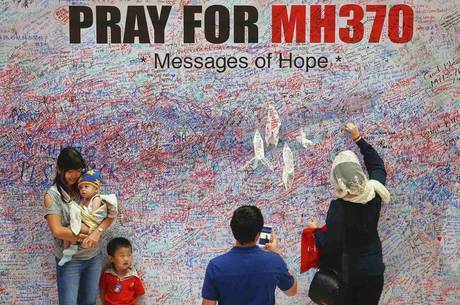 Pessoas deixam recados de apoio para as famílias dos passageiros e tripulantes do voo MH-370 Pessoas deixam recados de apoio para as famílias dos passageiros e tripulantes do voo MH-370