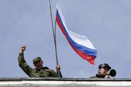Fact Check. Militares russos substituem bandeira ucraniana por
