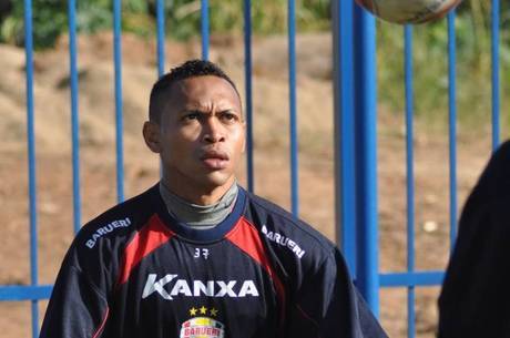 Atualmente, Alex Maranhão defende o Grêmio Barueri Atualmente, Alex Maranhão defende o Grêmio Barueri
