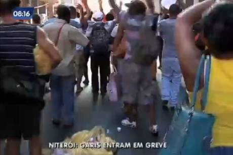 Garis fizeram protesto no centro de Niterói na quinta-feira Garis fizeram protesto no centro de Niterói na quinta-feira