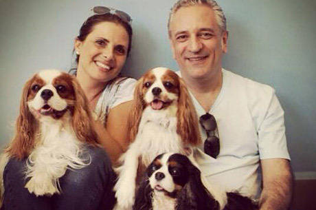 A família Moliterno posa com seus três cachorros A família Moliterno posa com seus três cachorros