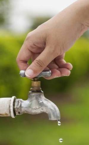 Redução da pressão e diminuição do volume vendido no atacado economizam mais água