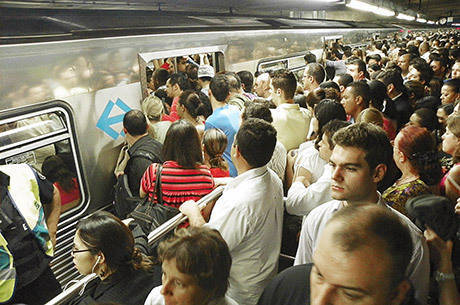 Comercial que ironiza situação de metrôs lotados pode ser proibido Comercial que ironiza situação de metrôs lotados pode ser proibido