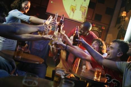 Jovens consomem álcool no Brasil sem moderação 
