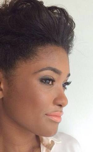 Em evento, Erika Januza defende apoio mútuo entre mulheres Em evento, Erika Januza defende apoio mútuo entre mulheres