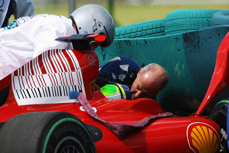 Gary, que atendeu Felipe Massa no grave acidente sofrido pelo brasileiro no GP da Hungria de 2009 (foto), voltou ao assunto porque seu texto anterior sobre Schumacher provocou polêmica e também continha críticas ao modo como Schumacher foi socorrido ao sofrer o acidente de esqui:— Não critiquei ninguém especificamente, até porque a medicina pré-hospitalar é difícil mesmo com as melhores condições (...) O que eu critiquei foi um sistema que leva pacientes com lesões na cabeça para um hospital não especialistas em neurologia sem nenhuma razão para isso (...) Critico um sistema que permite uma incapacidade de controlar adequadamente um paciente agitado antes do voo, bem como os atrasos no controle adequado das vias aéreas, que indicam provável formação insuficiente, protocolos não necessariamente cumpridos e talvez pouca experiência em circunstâncias difíceis