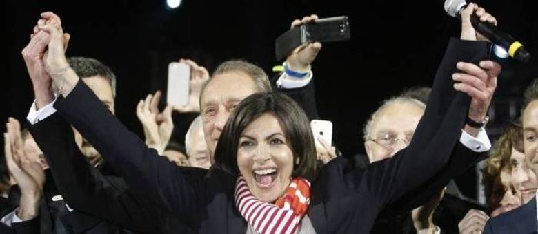 Anne Hidalgo, recém-eleita prefeita de Paris, celebra o resultado do segundo turno das eleições municipais. Ela será a primeira prefeita mulher da capital francesa
Anne Hidalgo, recém-eleita prefeita de Paris, celebra o resultado do segundo turno das eleições municipais. Ela será a primeira prefeita mulher da capital francesa