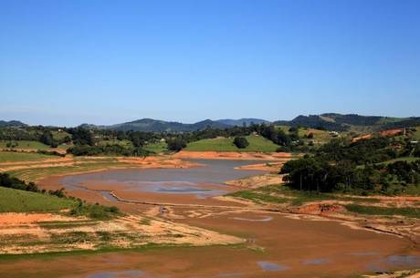 Sabesp acredita que uso do volume morto evitará racionamento Sabesp acredita que uso do volume morto evitará racionamento