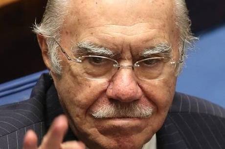 Senador teria tido informação privilegiada Senador teria tido informação privilegiada