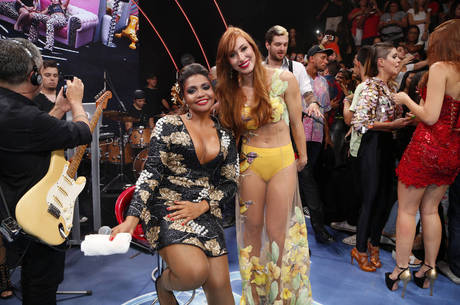 Gaby Amarantos e Aline durante a final do reality show
