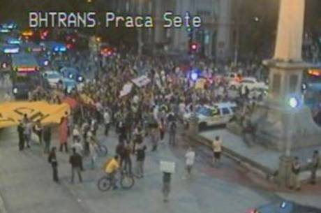Manifestantes fecharam o principal cruzamento da cidade Manifestantes fecharam o principal cruzamento da cidade