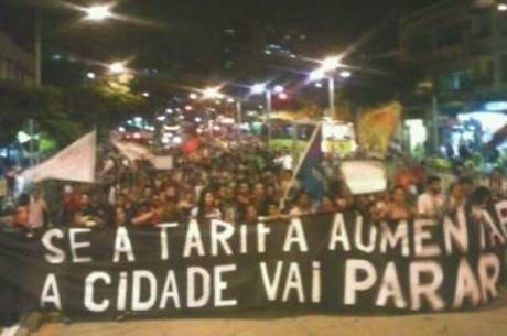 Grupo invadiu a pista do BRT Move na avenida Paraná e seguiu em direção à rodoviária Grupo invadiu a pista do BRT Move na avenida Paraná e seguiu em direção à rodoviária