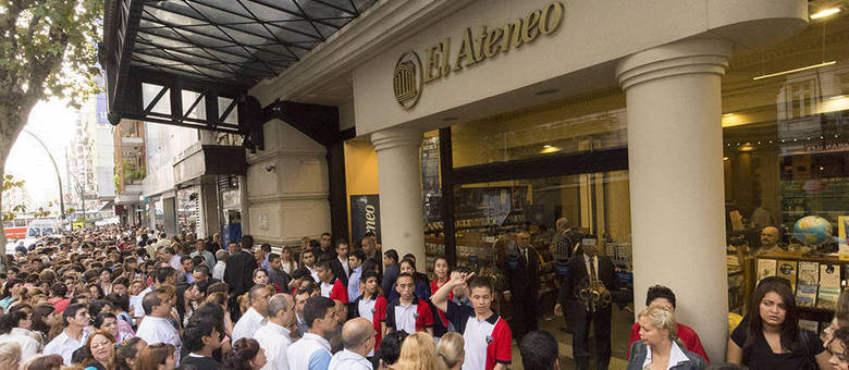 Milhares de leitores compareceram à livraria El Ateneo para adquirir um volume da obra Milhares de leitores compareceram à livraria El Ateneo para adquirir um volume da obra