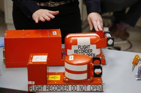 Localização das caixa-pretas é fundamental para se desvendar mistério do avião desaparecido, afirma especialista
Localização das caixa-pretas é fundamental para se desvendar mistério do avião desaparecido, afirma especialista