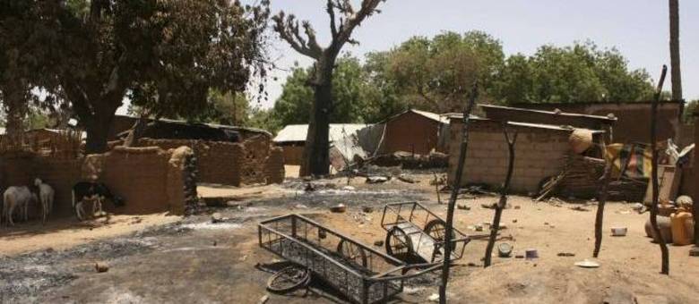 Casas queimadas são vistas no vilarejo de Buni Gari, norte da Nigéria. A luta pela apropriação de recursos naturais entre camponeses muçulmanos e cristãos é uma das principais causas de violência no país
Casas queimadas são vistas no vilarejo de Buni Gari, norte da Nigéria. A luta pela apropriação de recursos naturais entre camponeses muçulmanos e cristãos é uma das principais causas de violência no país