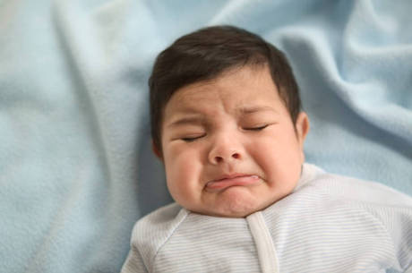 O desafio da crise de cólica e ignorar os bicos de dor dos bebês