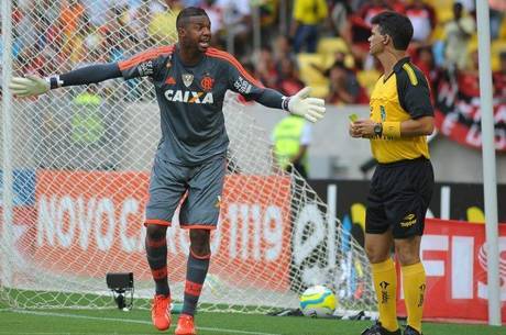 Goleiro do Flamengo curte folga ao lado de Vagner Love e com três garrafas de espumante, diz jornal