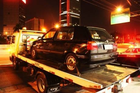 FOTOS: Carros rebaixados são guinchados e motoristas acabam