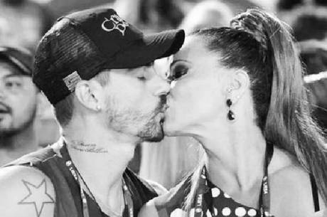 Radamés publica foto de beijaço em Viviane Araujo