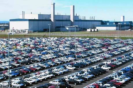 A indústria automobilística vendeu 1,318 milhão de veículos novos, 20,6% a menos no comparativo com a 1ª metade de 2014