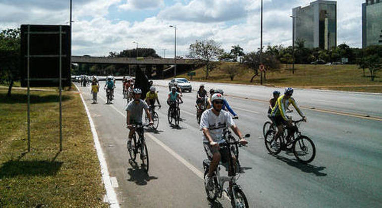 Passeio ciclístico da ONG Rodas da Paz em Brasília