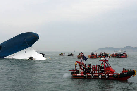 Hoje o tempo melhorou no local do acidente e os mergulhadores puderam resgatar 19 corpos de debtro da embarcação