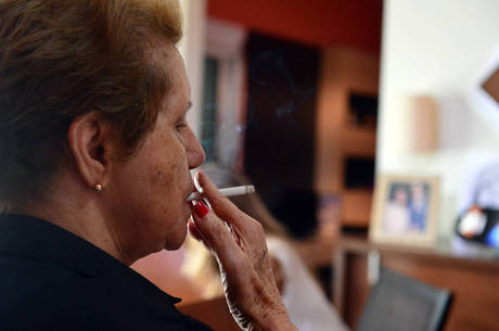 Mãe de Chorão passa boa parte do dia sentadinha na sala de jantar