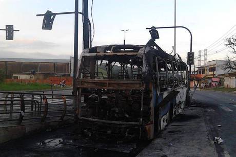Ônibus ficou destruído após ser incendiado por moradores