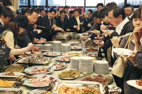 Escalopes, sashimis, filés e outros pratos à base de carne de baleia foram servidos no encontro
