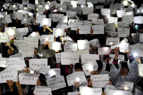 Alunos da escola da maioria desaparecida fazem vigília a favor deles Alunos da escola da maioria desaparecida fazem vigília a favor deles