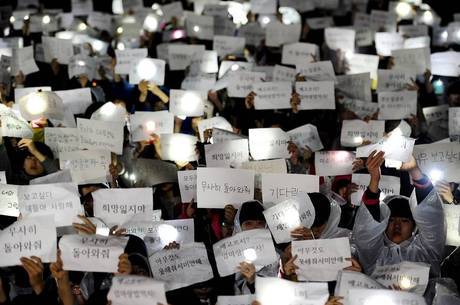 Alunos da escola da maioria desaparecida fazem vigília a favor deles