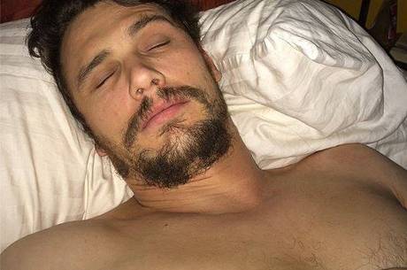 James Franco aparece deitado na cama
