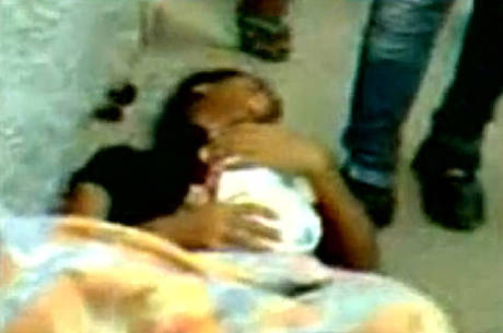 Mulher já com bebê no colo Mulher já com bebê no colo
