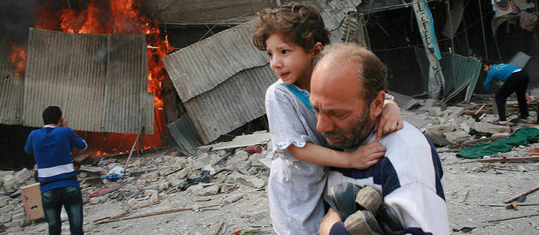 Homem carrega menina após ataque das tropas leais a Assad a bairro de Aleppo Homem carrega menina após ataque das tropas leais a Assad a bairro de Aleppo